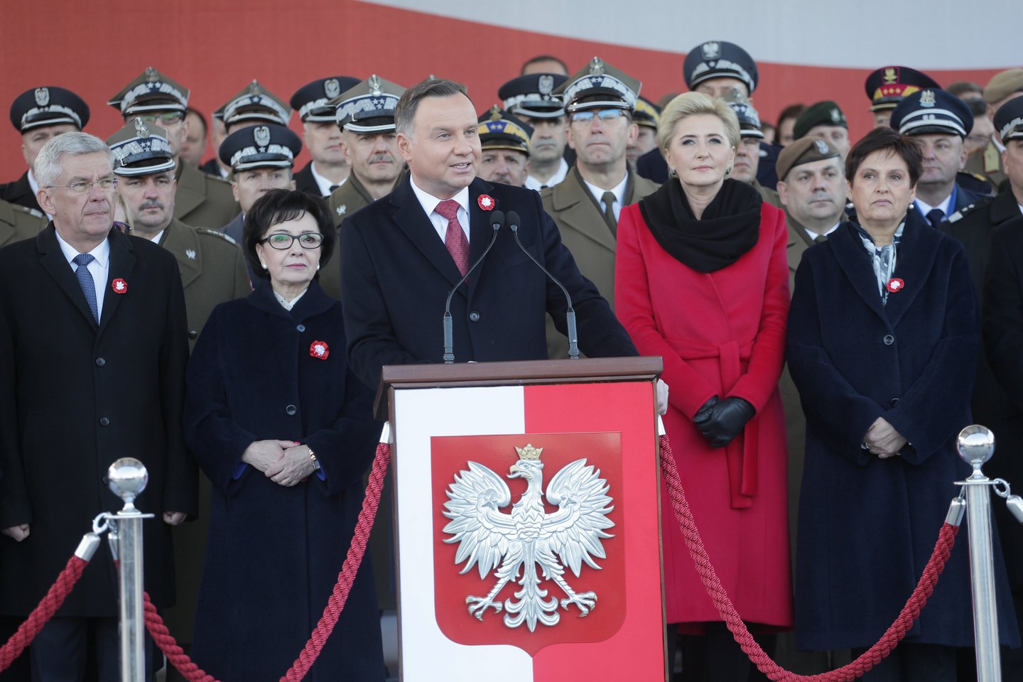  Lenkijos prezidentas ir kiti pareigūnai pirmadienį dalyvauja vainikų padėjimo ceremonijose ir kituose patriotiniuose renginiuose, šaliai minint Nepriklausomybės dieną – šventę, kurią pastaraisiais metais temdė ultradešiniųjų nacionalistų organizuojamos eitynės.<br> Reuters/Scanpix nuotr.