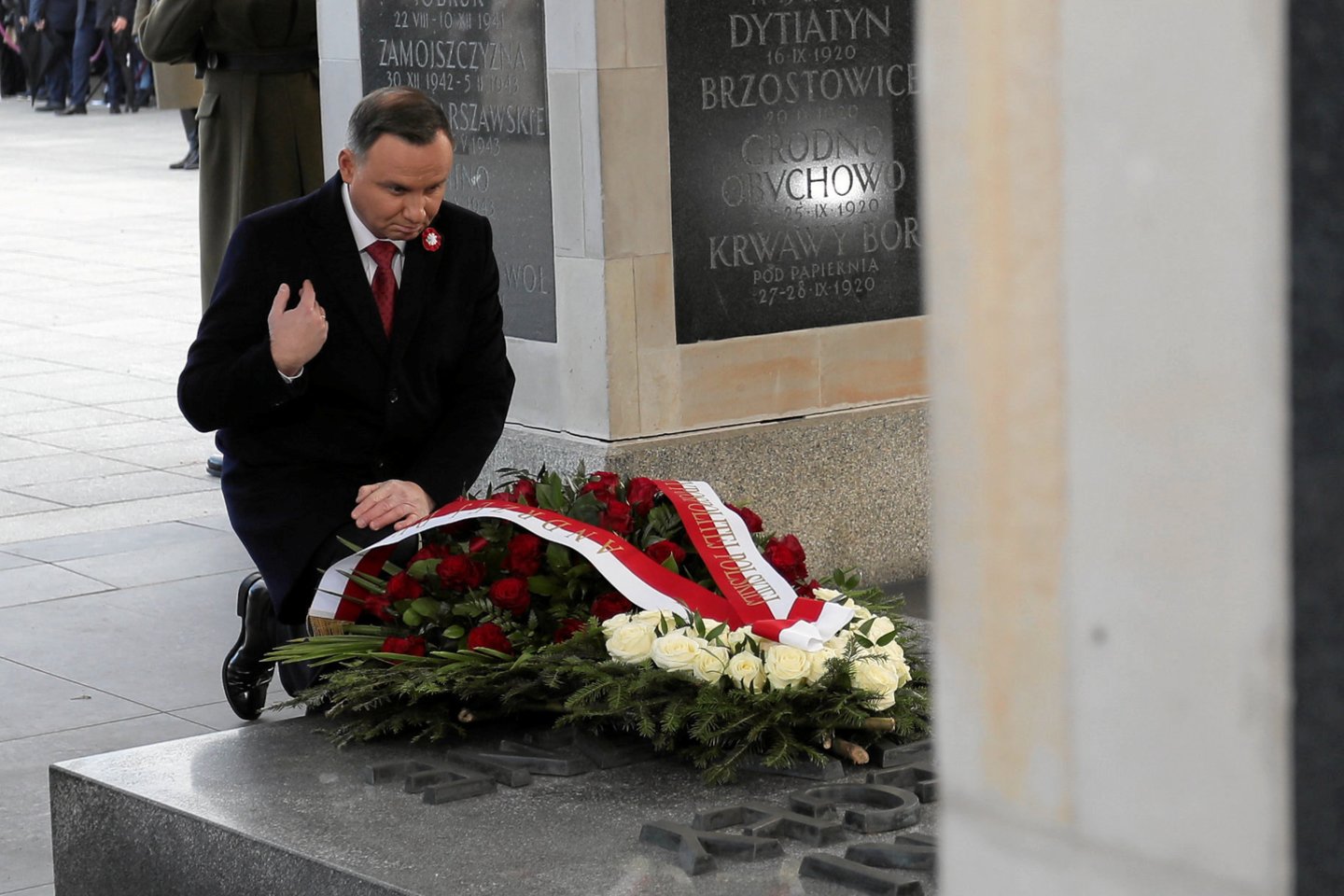  Lenkijos prezidentas ir kiti pareigūnai pirmadienį dalyvauja vainikų padėjimo ceremonijose ir kituose patriotiniuose renginiuose, šaliai minint Nepriklausomybės dieną – šventę, kurią pastaraisiais metais temdė ultradešiniųjų nacionalistų organizuojamos eitynės.<br> Reuters/Scanpix nuotr.