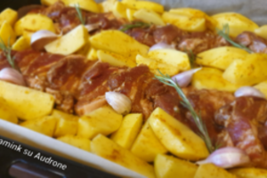 Orkaitėje kepta kiauliena su bulvėmis – tiesiog apsivalgymas