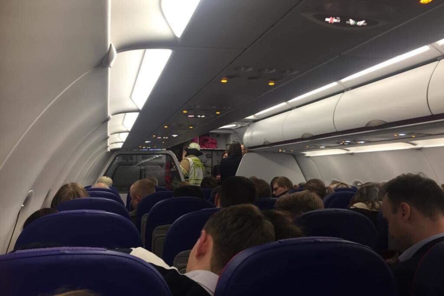  Vienas iš 10 oro bendrovių „Wizz Air“ ir „Vueling“ lėktuvais skraidančių keleivių švarą salono viduje įvertino kaip „nepatenkinamą“. <br>Skaitytojo nuotr.