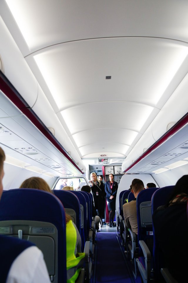   Tik šešiems iš 10 keleivių (62 proc.), skraidančių mažų sąnaudų oro bendrovės „Wizz Air“ lėktuvais, jų salonai pasirodė esą švarūs.<br>T.Bauro nuotr.
