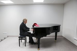 Netikėtas Viktoro Pranckiečio talentas – sėdo prie fortepijono