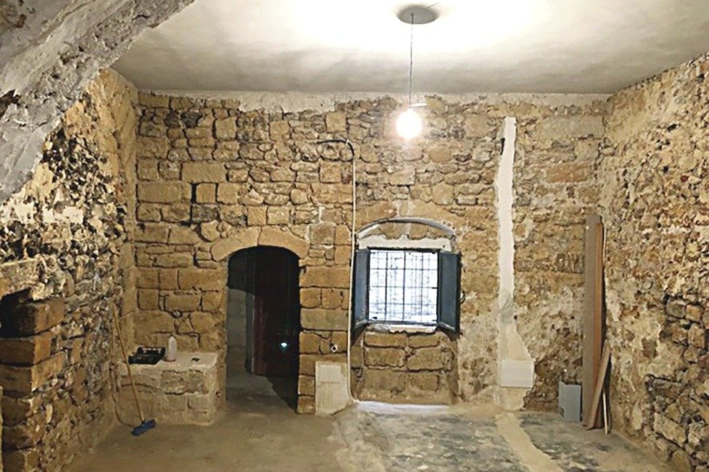 Buvusiame garaže statybininkai atidengė įspūdingą senovinių plytų sieną.<br> Nuotr. iš asmeninio archyvo