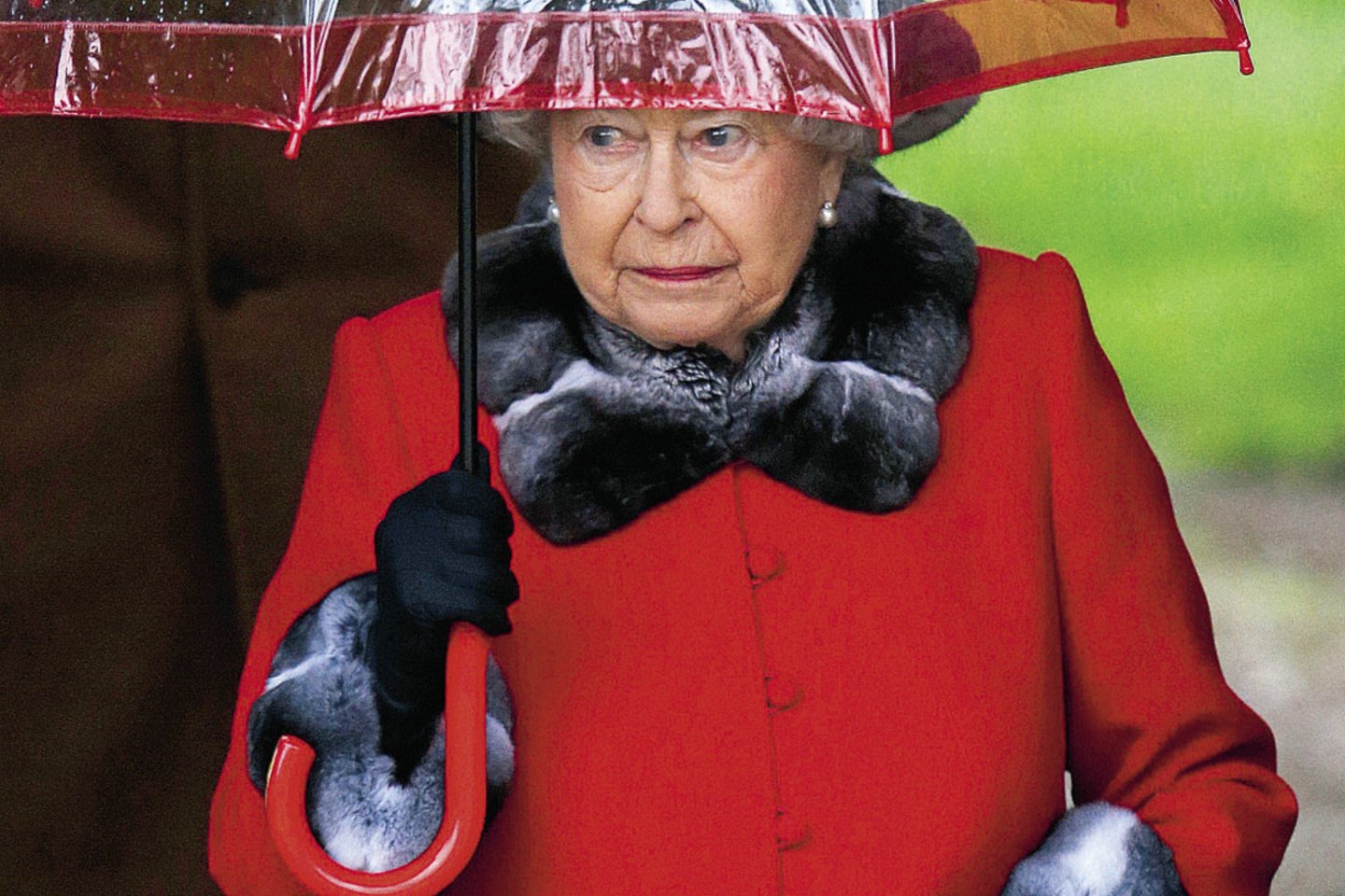 Bakingamo rūmai pranešė, kad naujuose specialiai karalienei Elizabeth II (93 m.) sukurtuose apdaruose nebebus tikro kailio.<br>„Scanpix“ nuotr.