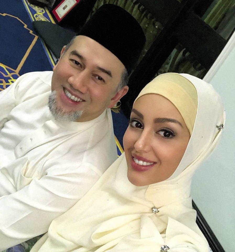 Buvusio Malaizijos karaliaus Muhammado V (50 m.) ir tituluotos gražuolės Oksanos Vojevodinos (27 m.) santuoka buvo trumpa, bet prieš penkis mėnesius gimęs sūnus Leonas porą sujungė visam gyvenimui.<br>„Instagram“ nuotr.