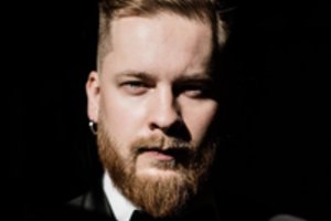 Operos solistas su roko gitara mėgsta dainuoti čekiškai