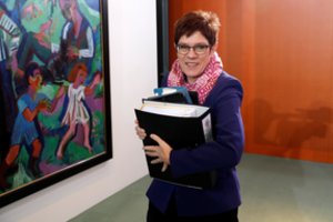 A. Kramp-Karrenbauer užginčijo E. Macrono komentarą apie NATO „smegenų mirtį“