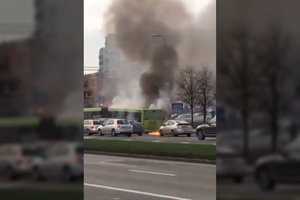 Vilniuje prie „Akropolio“ degė 5G autobusas