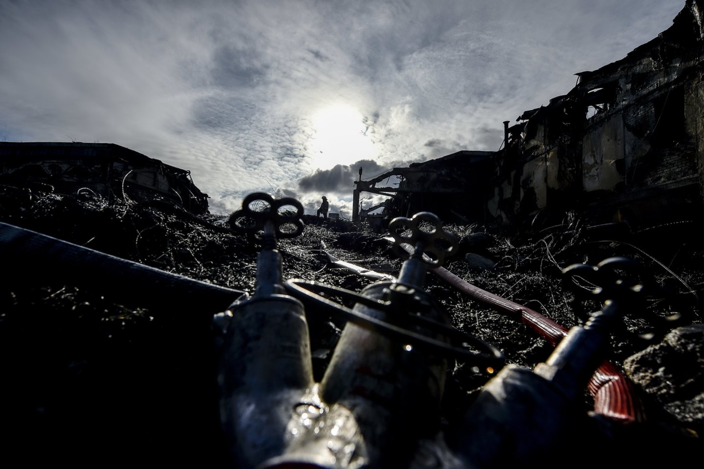 Alytus ,Miklusėnai ,gaisras padangų perdirbimo įmonėje, gaisras alytuje<br>V.Ščiavinsko nuotr.