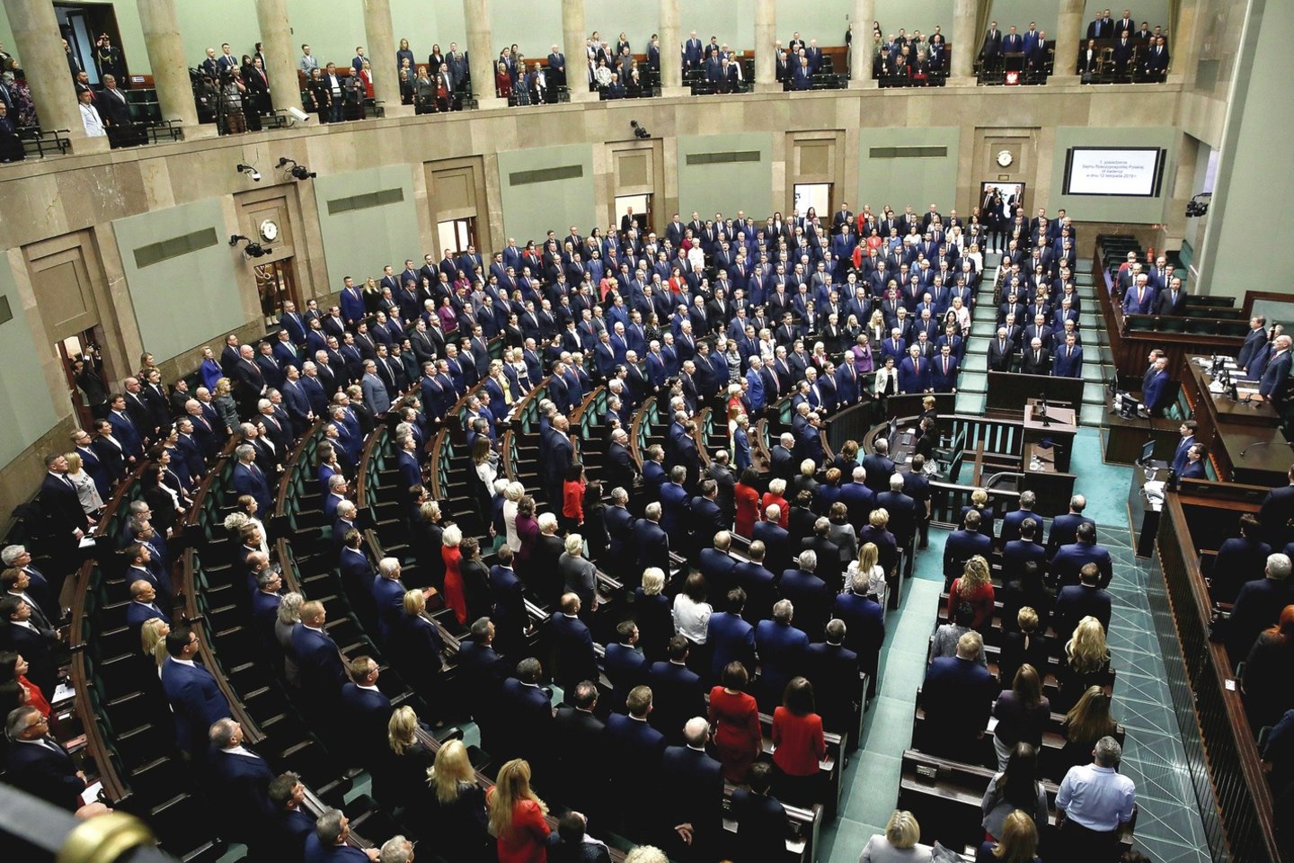 Vakar įvyko pirmasis Lenkijos Seimo posėdis, tartasi, kas taps Senato pirmininku. O pirmadienį minėtos Lenkijos nepriklausomybės atgavimo 101-osios metinės.<br>„Reuters“/„Scanpix“ nuotr.