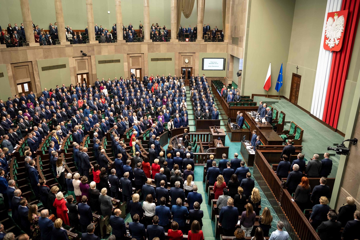 Vakar įvyko pirmasis Lenkijos Seimo posėdis, tartasi, kas taps Senato pirmininku. O pirmadienį minėtos Lenkijos nepriklausomybės atgavimo 101-osios metinės.<br>AFP/Scanpix nuotr.