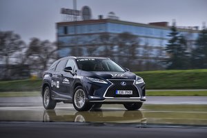 Kaip laužomos tradicijos: verslininkai iš sedanų lipa į visureigius