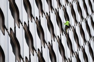 Prancūzija: žmogui vorui A. Robert`ui nepavyko įkopti į 152 metrų aukščio dangoraižį Paryžiuje