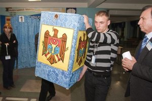 Moldovos prezidentas į premjero postą siūlo savo patarėją Ioną Chicu