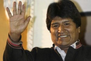 E. Moralesas sako esantis pasirengęs grįžti „sutaikinti“ Bolivijos