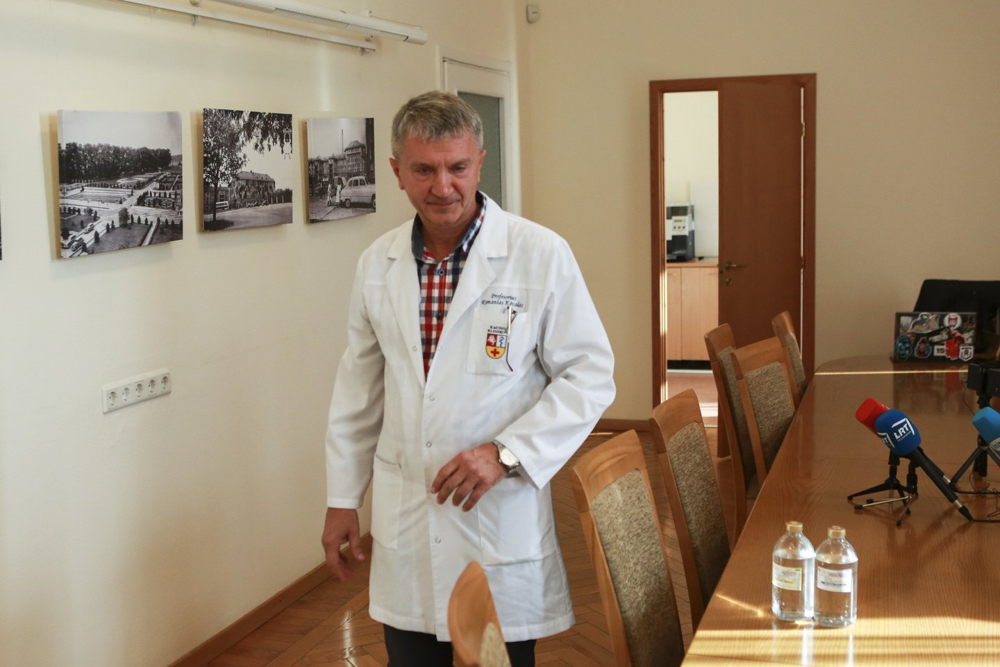 Kauno klinikų Vaikų ligų klinikos vadovas profesorius Rimantas Kėvalas tvirtino, kad dėl meningokoko infekcijos nereikėtų skubėti kreiptis į ligoninę.<br>G.Bitvinsko nuotr.