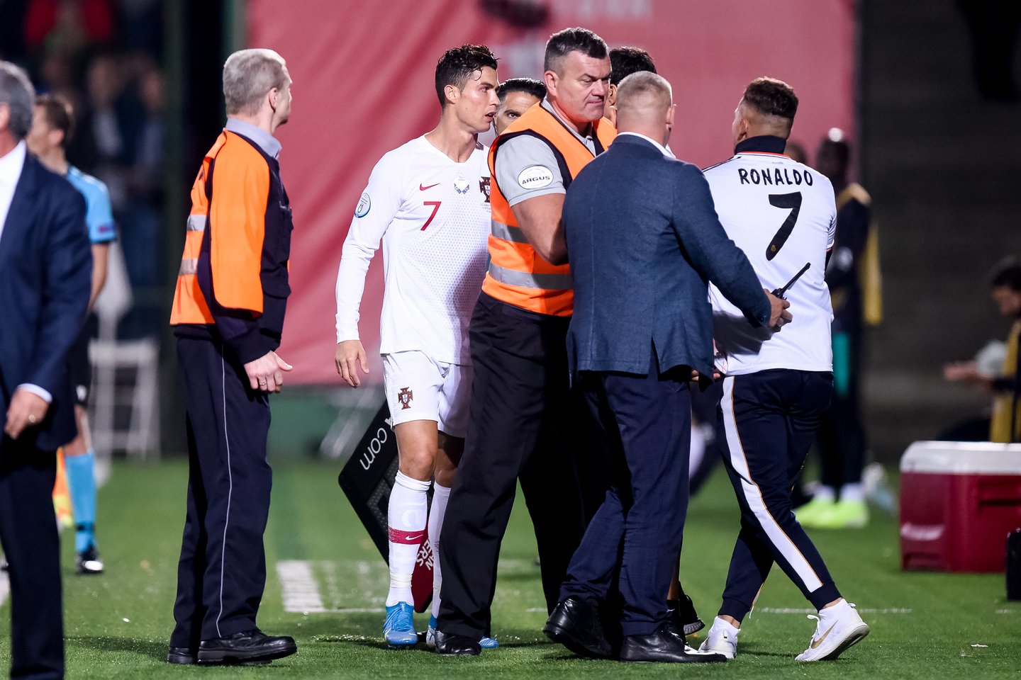 A.Gadeikis, kuris per Lietuvos ir Portugalijos futbolininkų rungtynes Vilniuje rugsėjo 10-ąją įsiveržė į aikštę ir atsiklaupė prieš C.Ronaldo, kartu su mūsų šalies rinktine tuo pačiu užsakytu lėktuvu atskrido į Portugaliją.<br>D.Umbraso nuotr.
