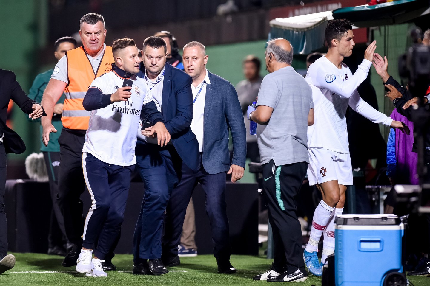 A.Gadeikis, kuris per Lietuvos ir Portugalijos futbolininkų rungtynes Vilniuje rugsėjo 10-ąją įsiveržė į aikštę ir atsiklaupė prieš C.Ronaldo, kartu su mūsų šalies rinktine tuo pačiu užsakytu lėktuvu atskrido į Portugaliją.<br>D.Umbraso nuotr.
