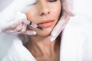 Įspėjo dėl populiarių grožio paslaugų: gresia liūdni padariniai