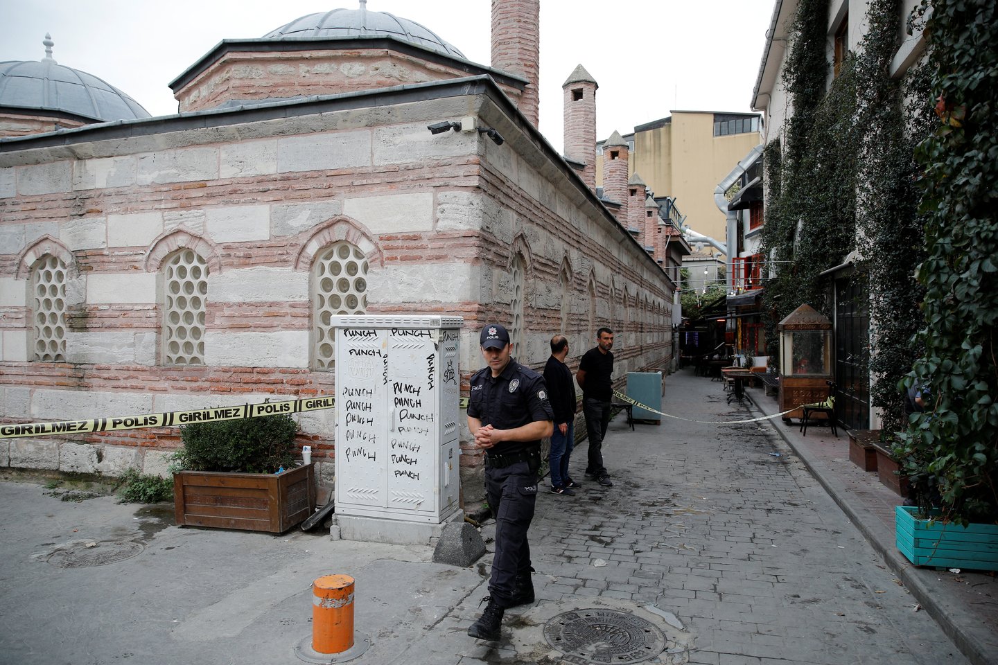 Turkijos policija Sirijos savanorių organizaciją „Baltieji šalmai“ padėjusio įkurti buvusio britų karininko mirtį traktuoja kaip savižudybę, tačiau jo žmonai uždrausta išvykti iš šalies, ketvirtadienį pranešė vietos žiniasklaida.<br>Reuters/Scanpix nuotr.