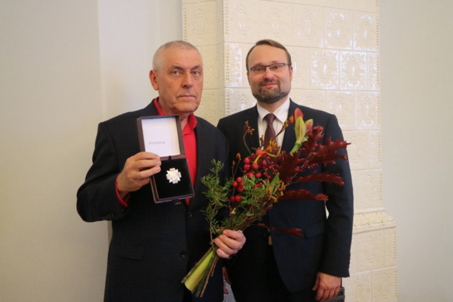  Kultūros ministras Mindaugas Kvietkauskas tapytojui, grafikui, iliustratoriui Stasiui Eidrigevičiui įteikė garbės ženklą „Nešk savo šviesą ir tikėk“.<br> LKM nuotr.