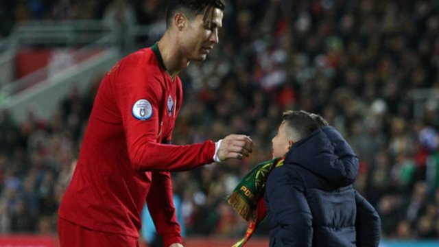 Portugalai perspjovė lietuvį: prisiliesti prie C. Ronaldo veržėsi ne vienas