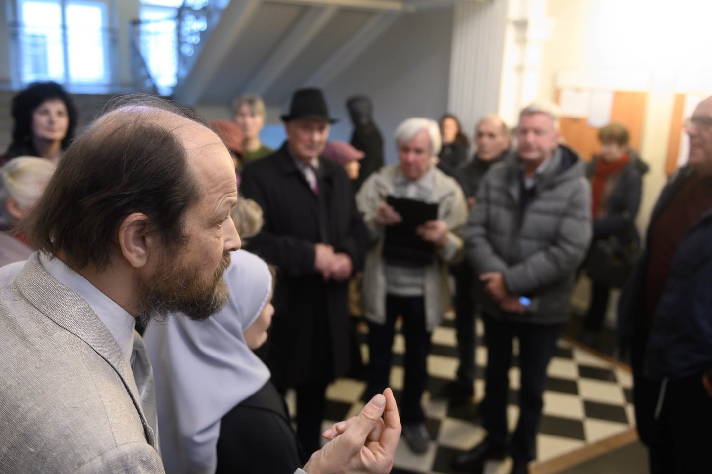  Žmonės susirinko į Neringos Venckienės teismą Vilniuje.<br> V.Skaraičio nuotr.
