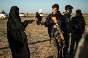JAV ir Europos šalys nesutaria dėl Sirijoje laikomų vakariečių ISIS kovotojų likimo