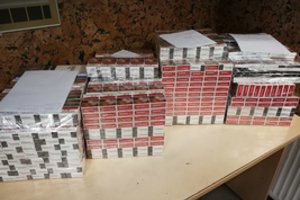 Trys rusės cigaretes į Lietuvą nešėsi po drabužiais ir rankinėse