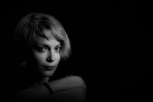 Keistuolių teatre spektaklį „Pagalvinis“ statanti Ieva Stundžytė šviesos ieško tamsiose temose
