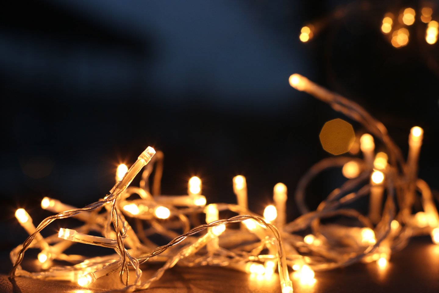  Psichologas Robertas Petruškevičius sako, kad nebūtina laukti Kalėdų, jei norite džiaugtis jaukia šviečiančios girliandos šviesa.