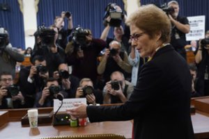 Atšaukta JAV ambasadorė duoda parodymus viešame D. Trumpo apkaltos tyrimo posėdyje