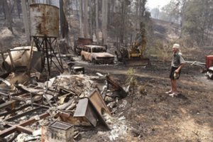Krūmynų gaisrai Australijoje pelenais pavertė šimtus pastatų