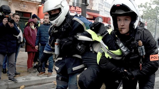 Prancūzijos „geltonosios liemenės“ mini pirmąsias protestų metines