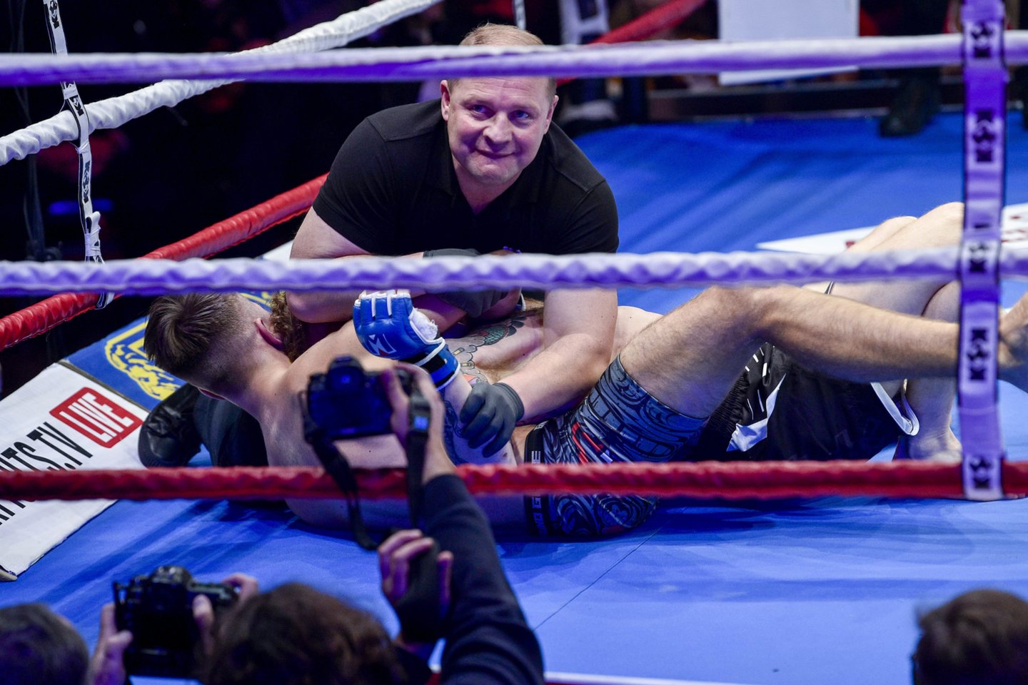  E.Fokino ir A.Leoni kova dėl MMA bušido diržo.<br> V.Ščiavinsko nuotr.