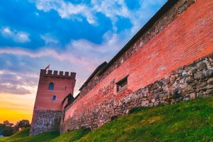 Įspūdingiausios Lietuvos pilys ir dvarai – žinomų rašytojų knygose