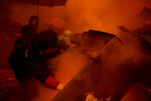 Honkonge protestuotojai vėl susirėmė su policija, strėle sužeistas pareigūnas