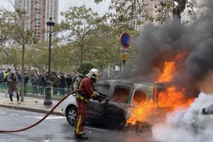 Prancūzijoje per „geltonųjų liemenių“ metinių protestus suimti 254 žmonės