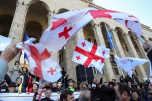 Gruzijoje tūkstančiai protestuotojų pareikalavo pirmalaikių rinkimų