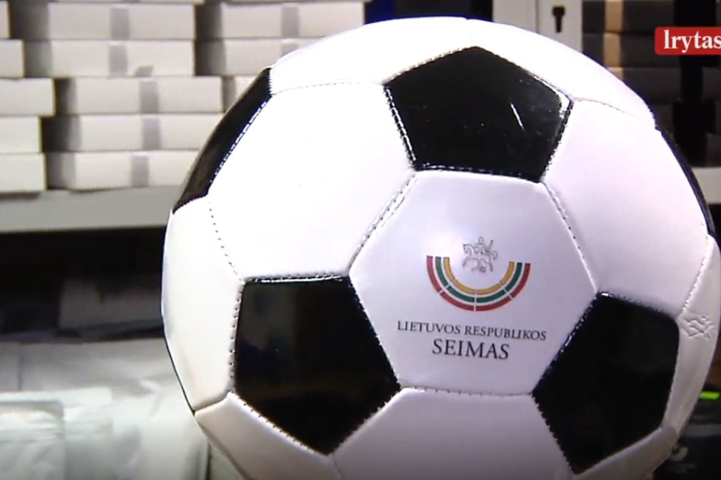  Dar Seimo sandėliuke kalnas futbolo kamuolių. Jais reprezentuojamas Seimas ir visa Lietuva.<br> Stop kadras.