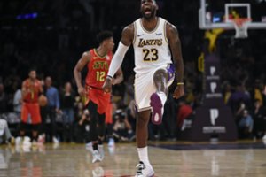 LeBronas Jamesas legendai Kobe Bryantui parodė savo jėgą – mačo metu vyrai net ir sveikinosi