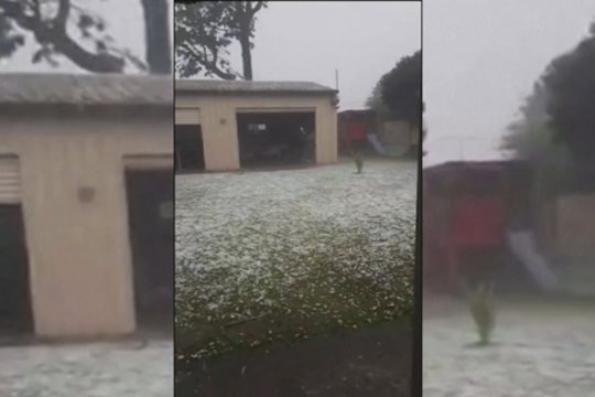 Artėjanti vasara pateikia ir siurprizų – Australiją užpuolė ledo kruša