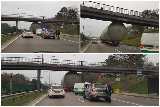 Vilniuje po viaduku įstrigo sunkvežimis su cisterna, apgadinti du automobiliai