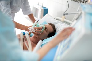 Pranešė apie pirmąją elektroninių cigarečių auką Europoje: mirė 18-metis