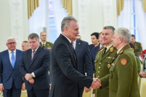 G. Nausėda suteikė karinius laipsnius V. Rupšiui ir G. Zenkevičiui
