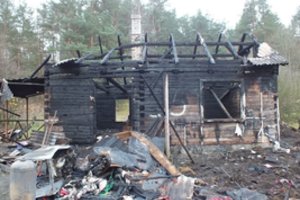 Galėjo baigtis baisia tragedija: dūmų detektorius Šakių r. išgelbėjo šeimą su 2 mažais vaikais