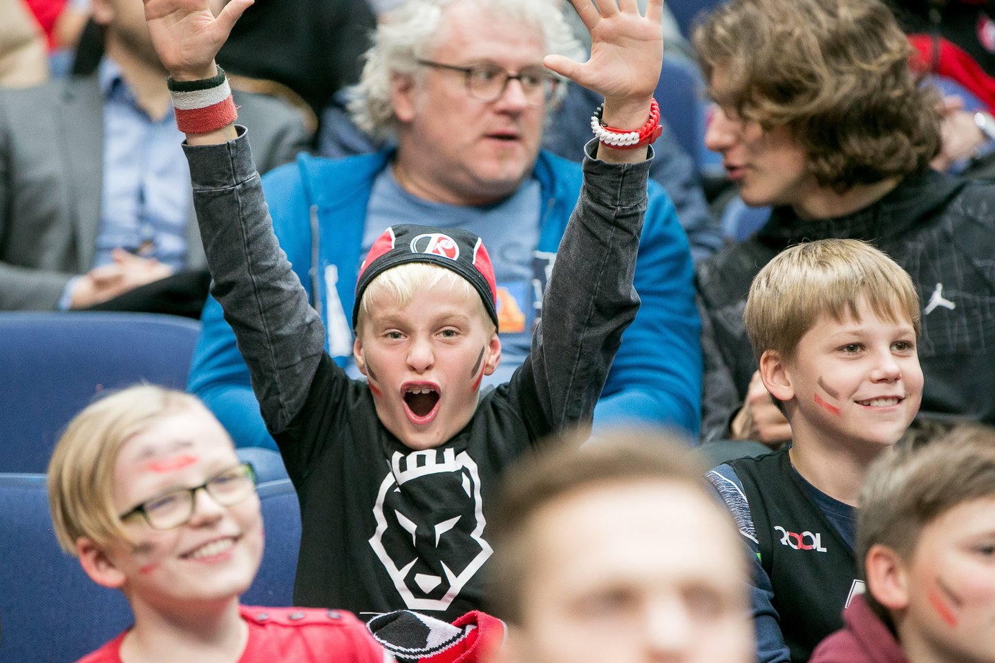 Jaunieji SKM krepšininkai stebėjo „Ryto“ pergalę Europos taurėje<br> S.Čirbos nuotr.