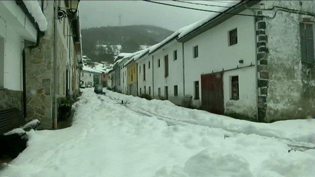 Vakarų Europą paralyžiavo sniegas: dalis gyventojų įkalinti