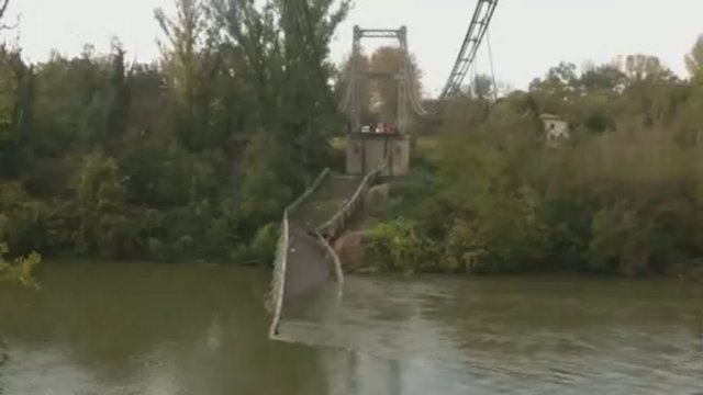 Sugriuvus tiltui žuvo paauglė, kelių žmonių ieškoma