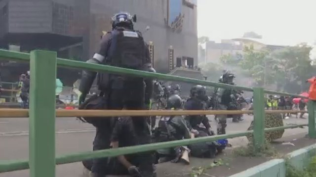 Honkongas nerimsta: susirėmimų metu sužeista dešimtys protestuotojų